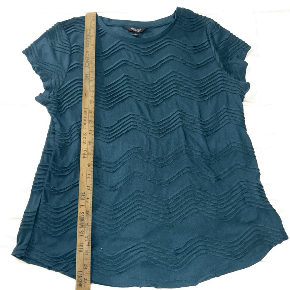 Simply Vera Women's Large‎ Teal Ruffle Short Sleeved Shirt Textured